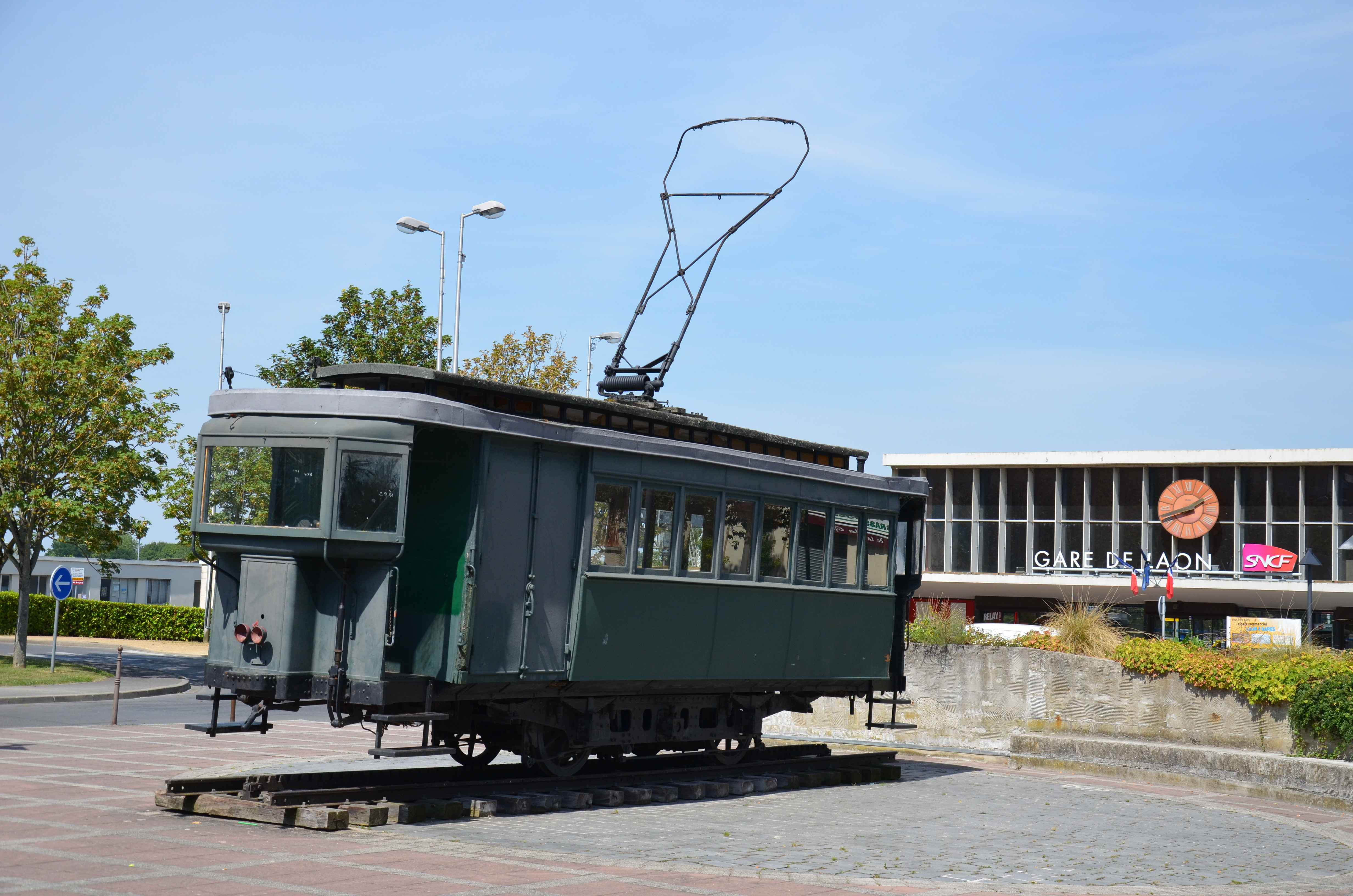 Motrice tramway monument   Gare de Laon